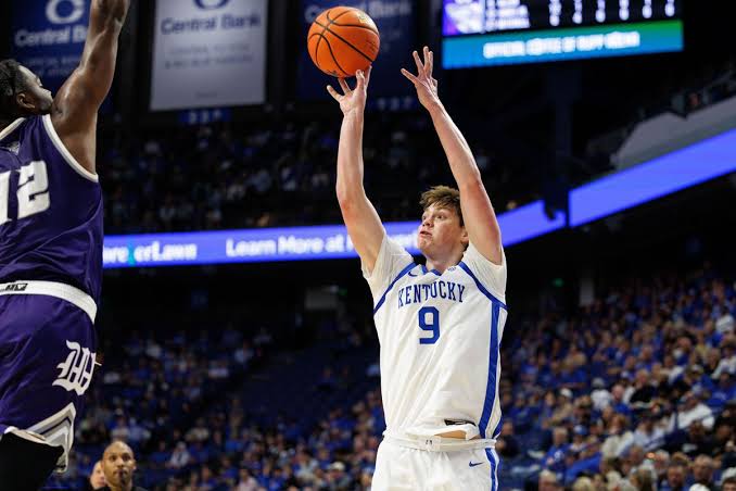 Another basketball player from Kentucky says he will return for the upcoming campaign.