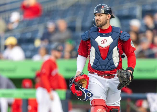 Yasmani Grandal, a veteran catcher, has decided to stay with the Boston Red Sox.