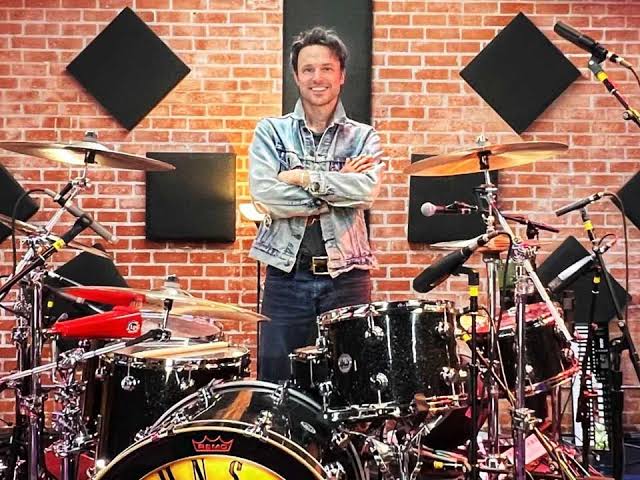 Guns N’ Roses’ new drummer Isaac Carpenter, a longtime friend and former bandmate, infuses the band’s songs with new energy, groove, and swing while fusing the styles of previous drummers….
