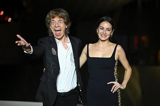 In a jaw-dropping twist no one saw coming, 80-year-old rock icon Mick Jagger tied the knot with longtime partner Melanie Hamrick in a surprise seaside wedding — and the guest list was just as legendary. But the real shock? Taylor Swift stepped onto the stage, glowing in soft pastels, and serenaded the newlyweds with an acoustic rendition of Love Story. The crowd gasped. It wasn’t just a song — it was a tribute to a love that defied age, headlines, and decades of rock ‘n’ roll. Jagger wiped away a tear. Melanie beamed. And for one unforgettable moment, the wild child of the Rolling Stones and America’s sweetheart turned a secret wedding into a modern fairy tale……