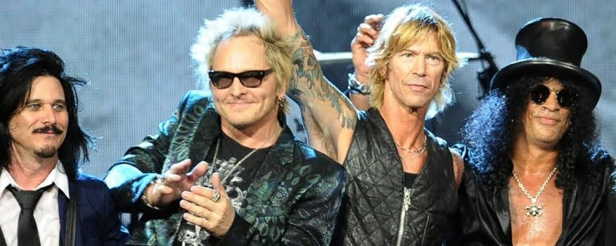 When three Guns N’ Roses legends reunited for a wild Beatles cover, the crowd went crazy. Slash teamed up with Matt Sorum and Gilby Clarke to play “Come Together,” and the groove was tight from the start. Then came the vocals—Lzzy Hale and Linda Perry lit it up, with Hale’s powerful voice giving everyone chills. At 1:52, Hale let out a scream that shook the room, and Slash jumped into a solo that was pure magic. No tricks, just raw, soulful guitar. It felt like old-school rock came back for one epic night… 